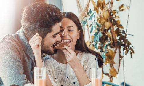 チョコを食べるカップル