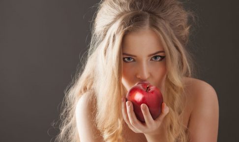 リンゴを食べる女
