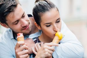 アイスを食べるカップル