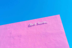 ポールスミスのピンクの壁