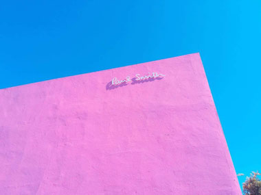 ポールスミスのピンクの壁