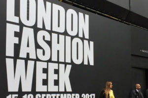 ロンドンファッションウィークの看板