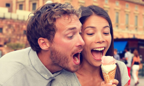 アイスを食べようとするカップル